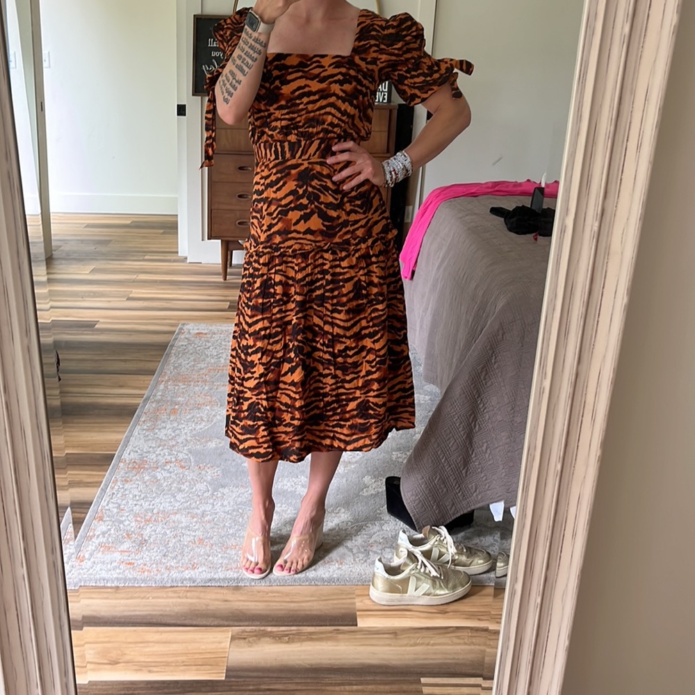 WALTER‎ BAKER Yosline Gathered Tiger Jacquard Midi Dress Size 4 NWOT - Picture 2 of 14